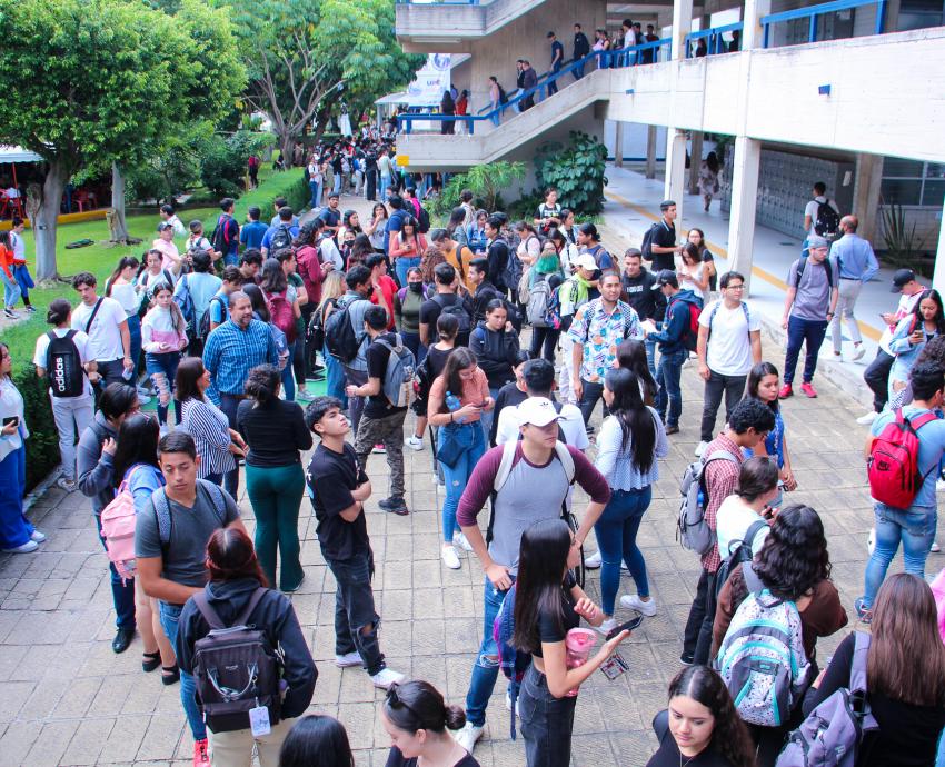 UdeG evacúa a 190 mil personas de sus instalaciones en todo Jalisco