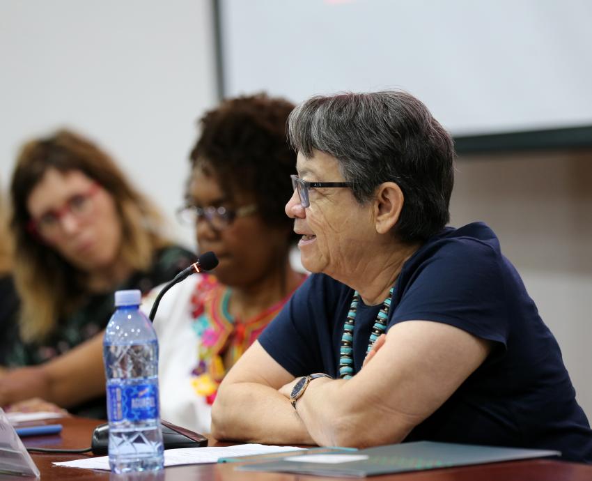 Dialogan mujeres líderes sobre feminismos y espacios de poder