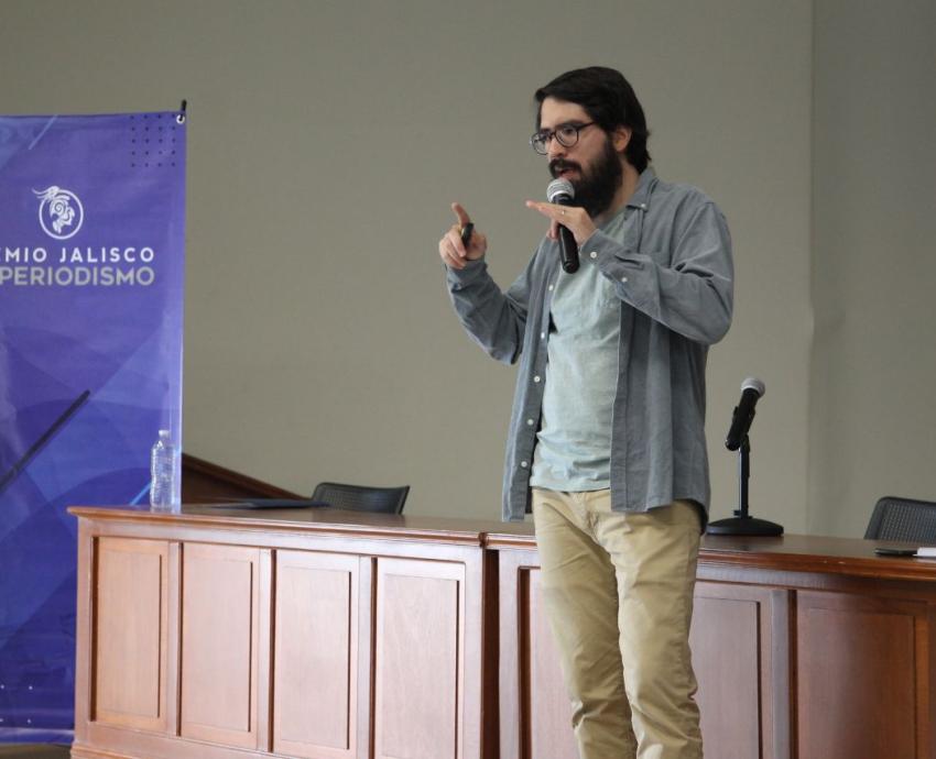 El periodista Julio González enseña a estudiantes cómo contar una historia de hace 30 años