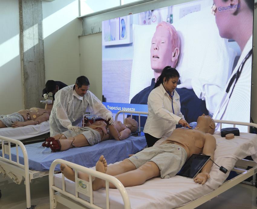 Estudiantes de Medicina del CUTlajomulco aprenden con simuladores de parto y cirugía
