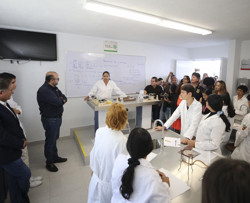 Rector General entrega laboratorio de ciencias en Módulo La Experiencia de la Preparatoria 14
