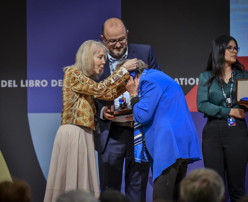 La escritora italiana Dacia Maraini recibe la medalla Carlos Fuentes