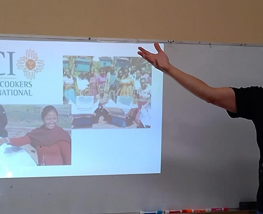 Brindan charla sobre “Cocina solar” a comunidad indígena en la Floresta del Colli