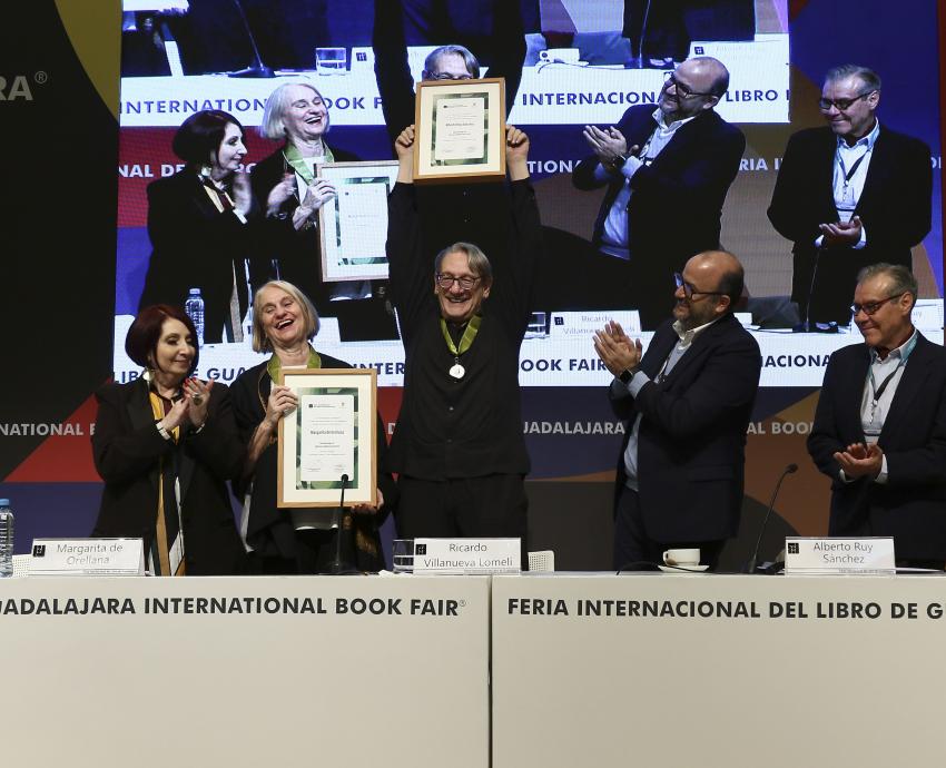 Reciben Margarita de Orellana y Alberto Ruy Sánchez homenaje al Mérito Editorial en la FIL