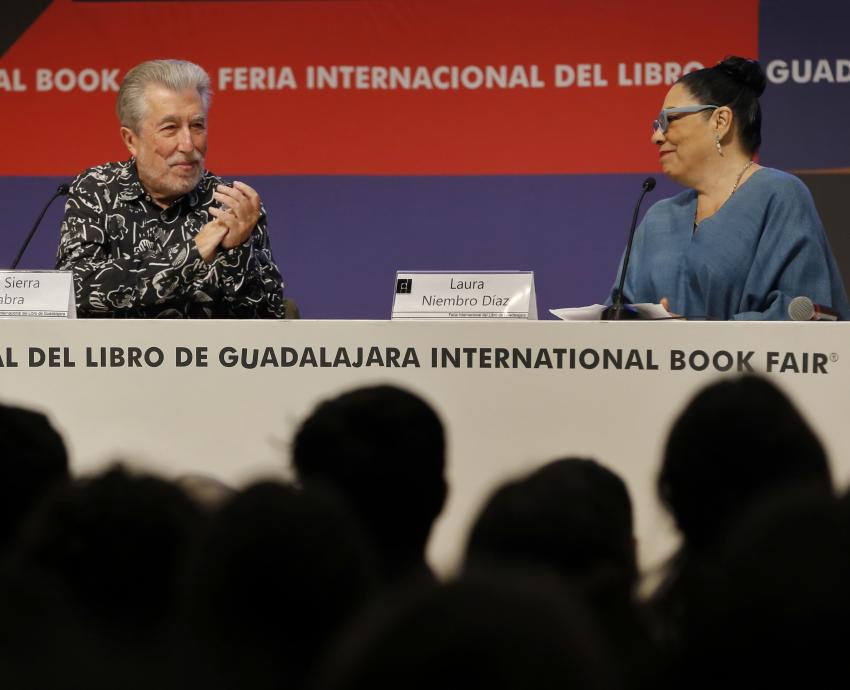 Los jóvenes conversan y ríen con Jordi Serra i Fabra en la FIL