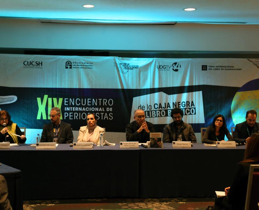 En novedad editorial, expertos señalan violencia y precariedad de periodistas en Jalisco