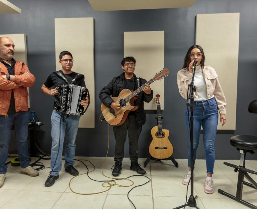 Sorprende la presencia del cantante de regional mexicano Julión Álvarez en la Preparatoria de Santa Anita