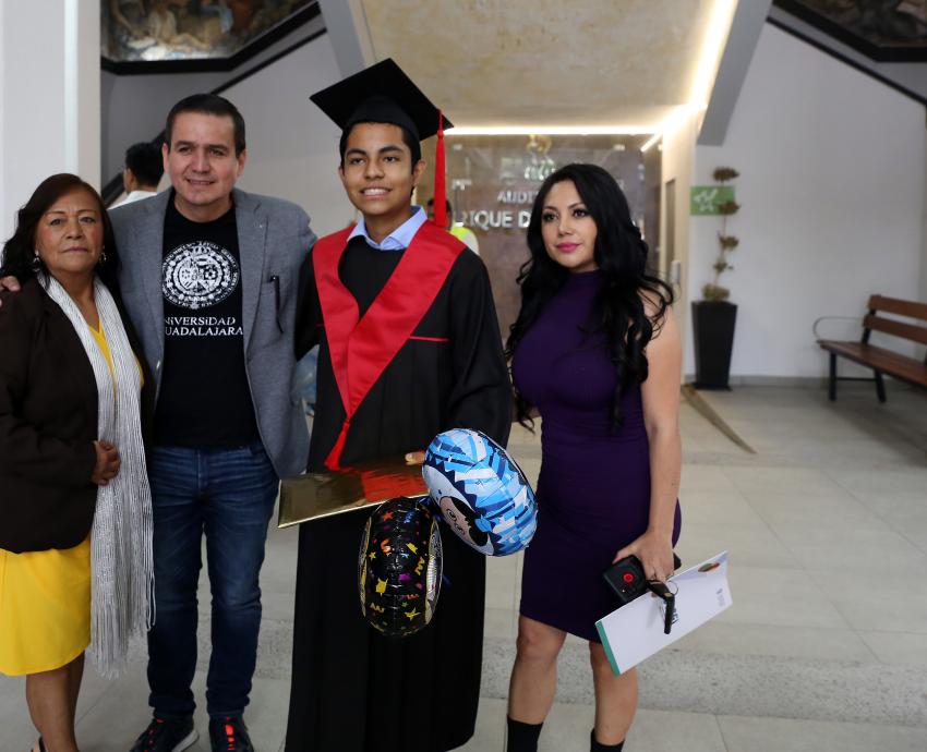 Ian González Santos recibe su título universitario; es el egresado más joven en la historia de la UdeG