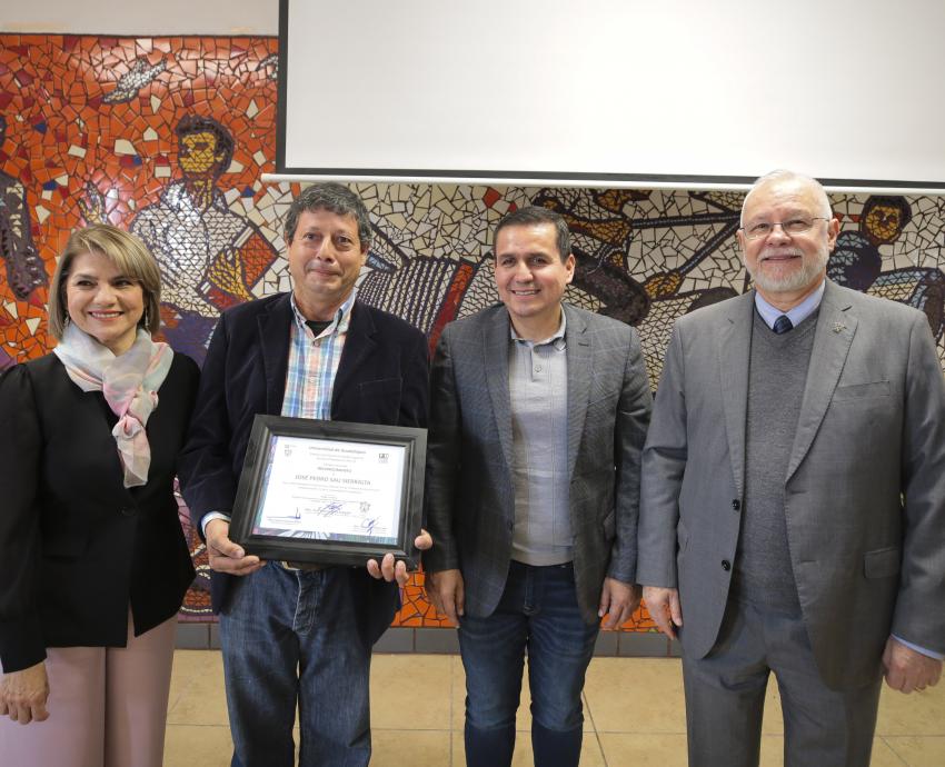 Inauguran en Preparatoria 13 mural de José Pedro Sau Serralta