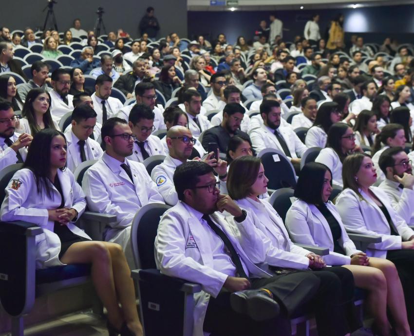 Rector General apadrina a generación de especialistas del Nuevo Hospital Civil 