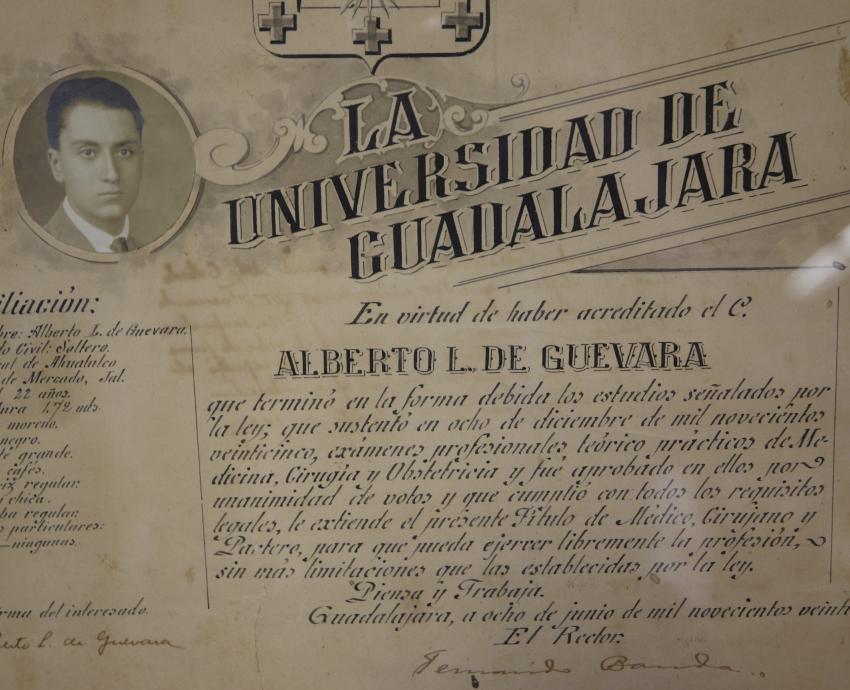 Recibe la Biblioteca Pública Juan José Arreola fondo documental del doctor Ladrón de Guevara