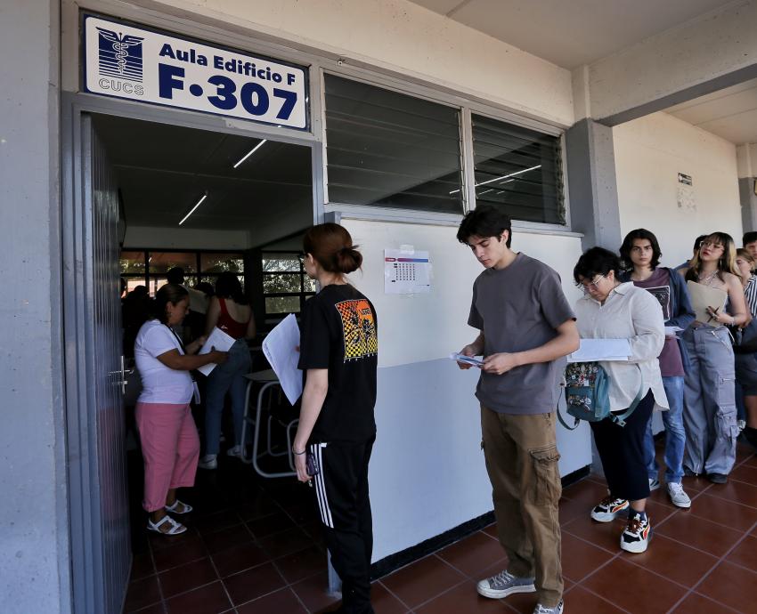 Participan más de 840 aspirantes en primer examen de admisión del CUGuadalajara