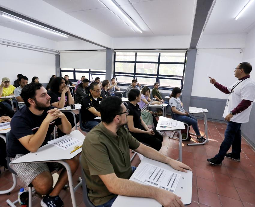 Participan más de 840 aspirantes en primer examen de admisión del CUGuadalajara