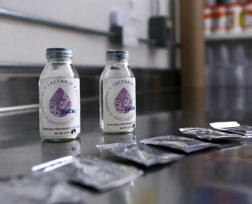 Laboratorio del CUCEI convierte leche humana en leche en polvo 