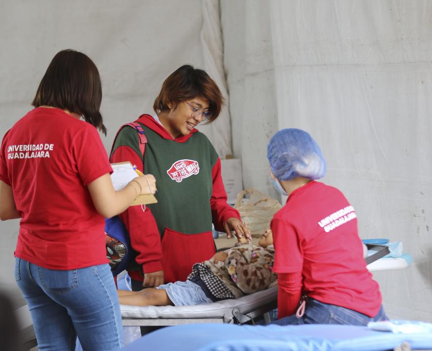 Refugiados reciben atención médica gratuita en brigadas “Nos late servir”