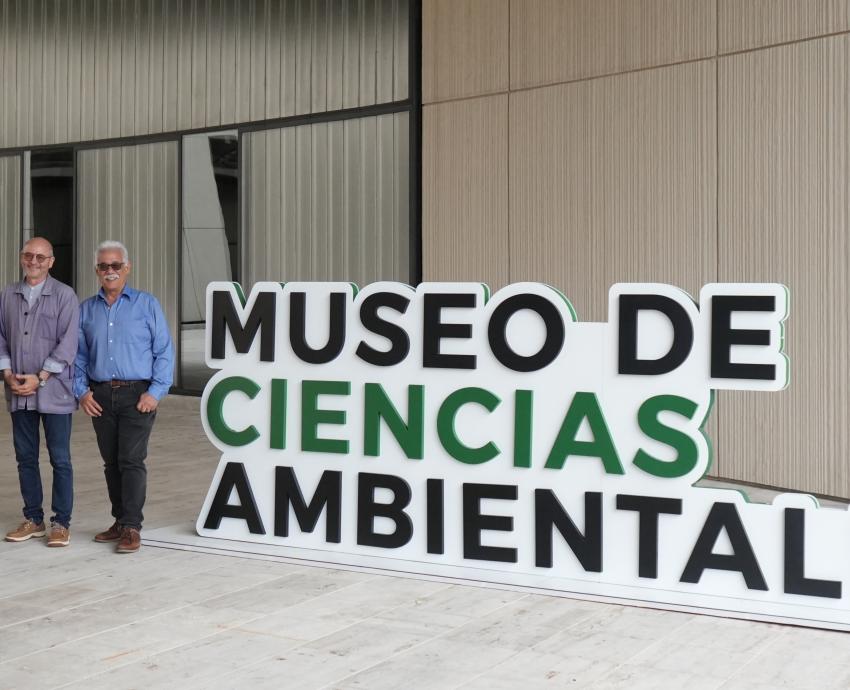 Craig Dykers inspecciona la construcción del Museo de Ciencias Ambientales