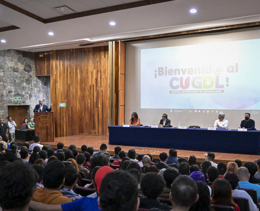 Abre sus puertas el CUGDL y recibe a los primeros 600 alumnos en su historia