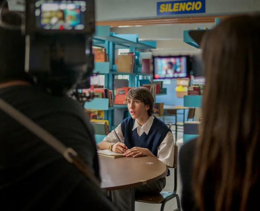 Samuel Kishi presenta nostalgia noventera en “Nadie nos va a extrañar”