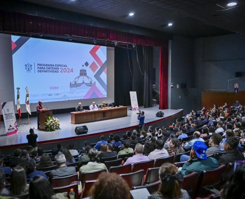 Entregan contratos de definitividad a 403 trabajadores universitarios