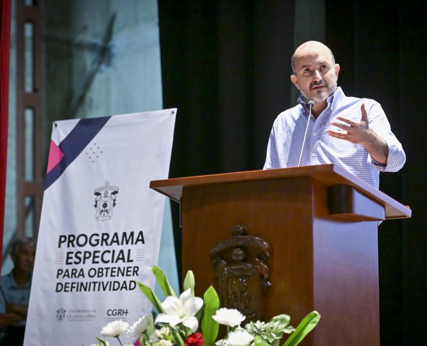 Entregan contratos de definitividad a 403 trabajadores universitarios