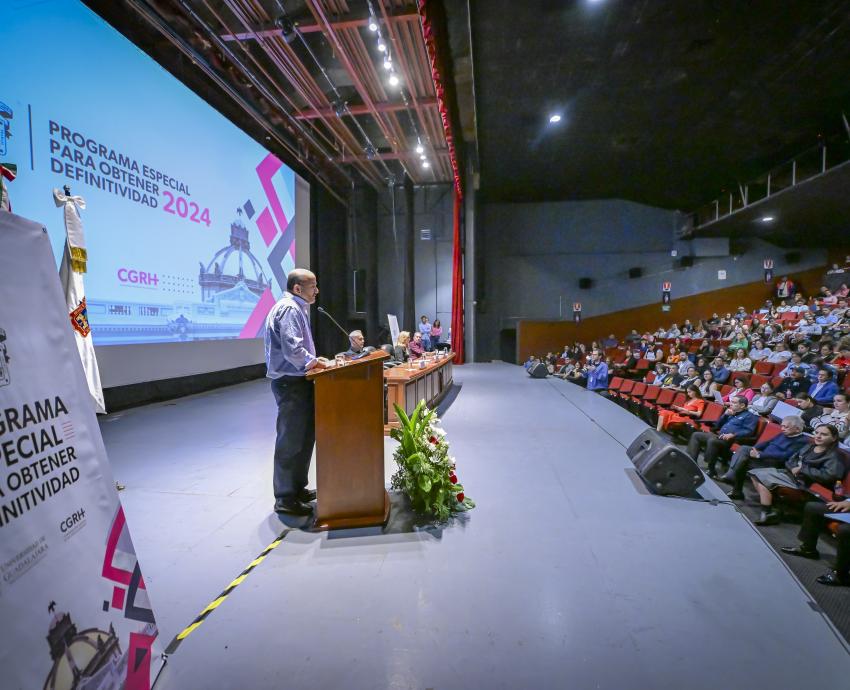 Entregan contratos de definitividad a 403 trabajadores universitarios