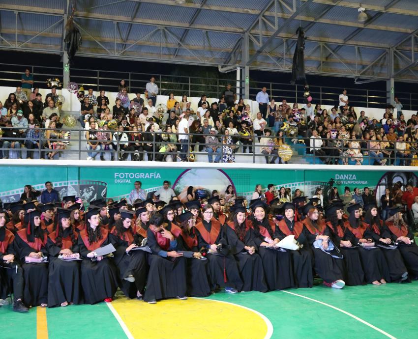 Momentos mágicos en graduación de la Preparatoria Regional de El Salto