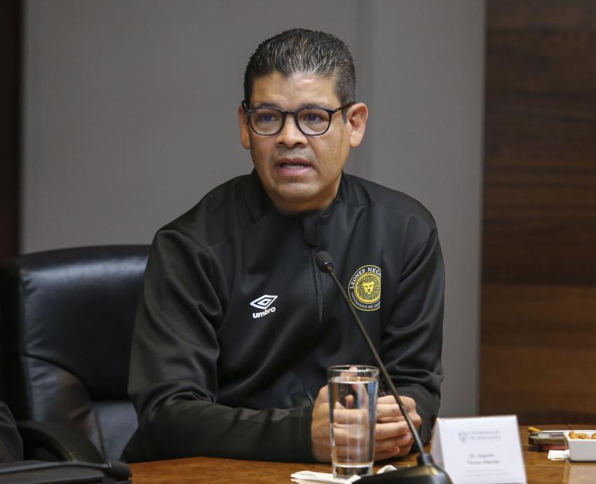 Presentan playera y medalla de la octava Carrera Leones Negros