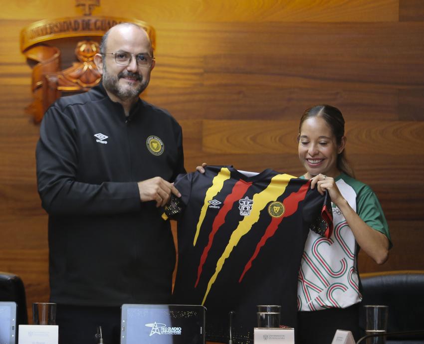 Presentan playera y medalla de la octava Carrera Leones Negros