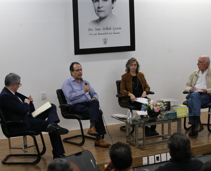 Analizan la función de intelectuales y académicos frente al poder