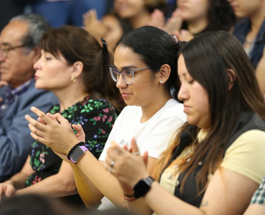 Analizan la función de intelectuales y académicos frente al poder