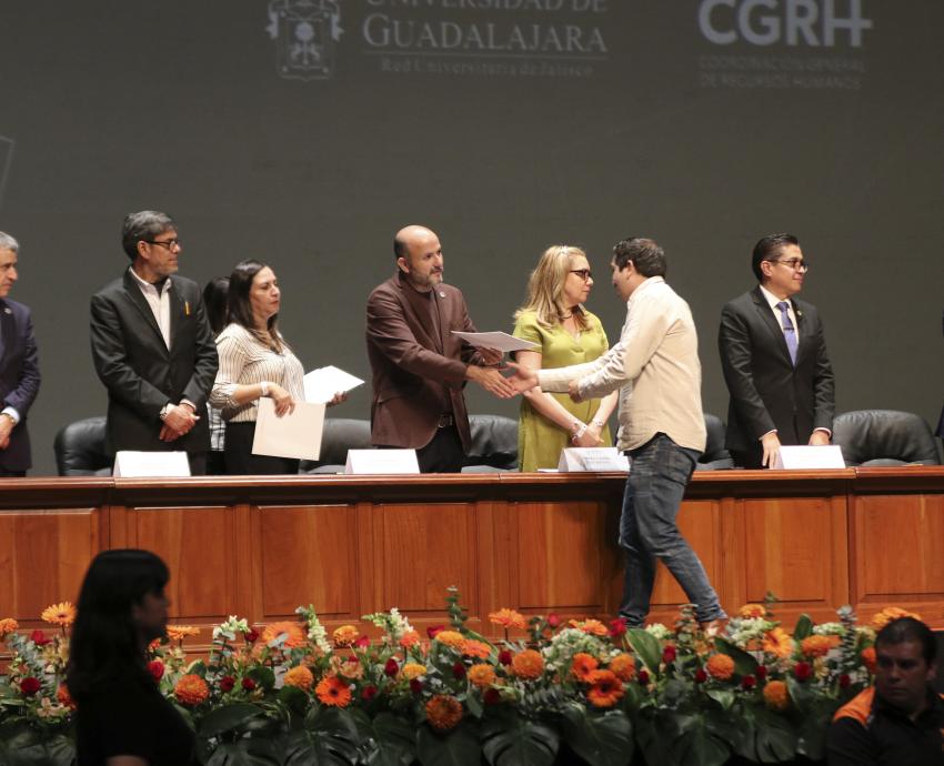 Obtienen nombramiento definitivo mil 200 docentes de centros universitarios