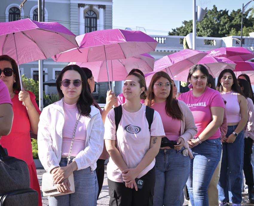 Universitarios forman listón humano rosa en apoyo a la lucha contra el cáncer de mama