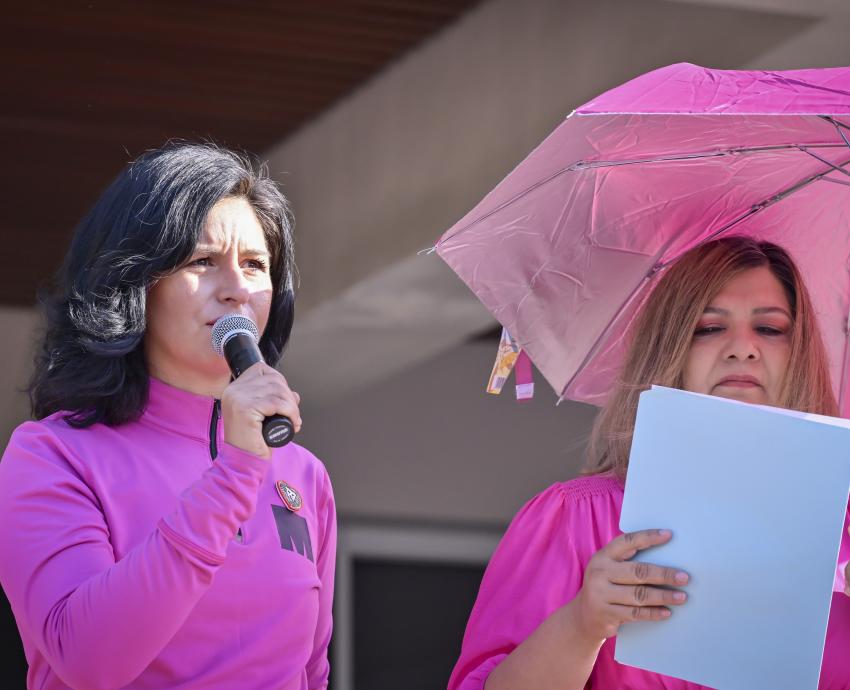 Universitarios forman listón humano rosa en apoyo a la lucha contra el cáncer de mama