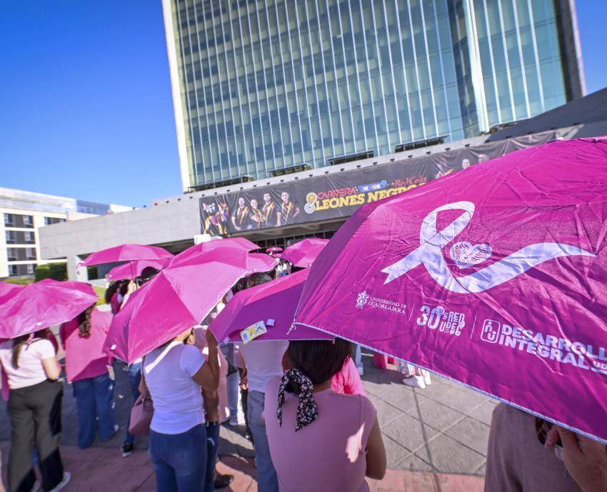 Universitarios forman listón humano rosa en apoyo a la lucha contra el cáncer de mama