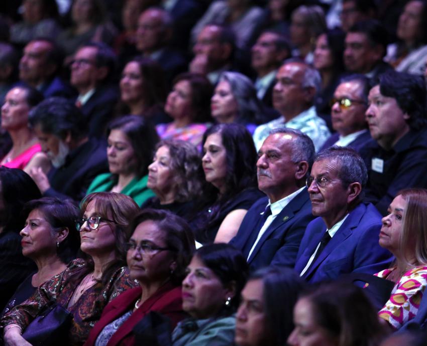 Entregan 521 galardones a académicos y administrativos de la UdeG
