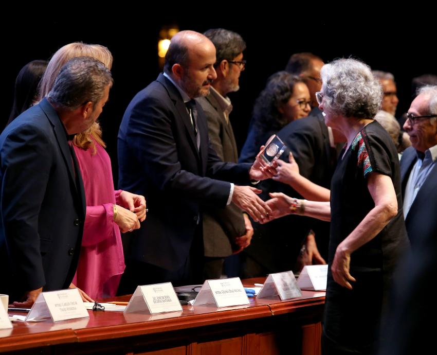 Entregan 521 galardones a académicos y administrativos de la UdeG