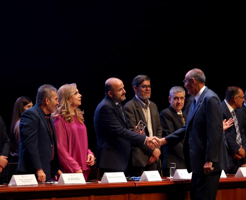 Entregan 521 galardones a académicos y administrativos de la UdeG