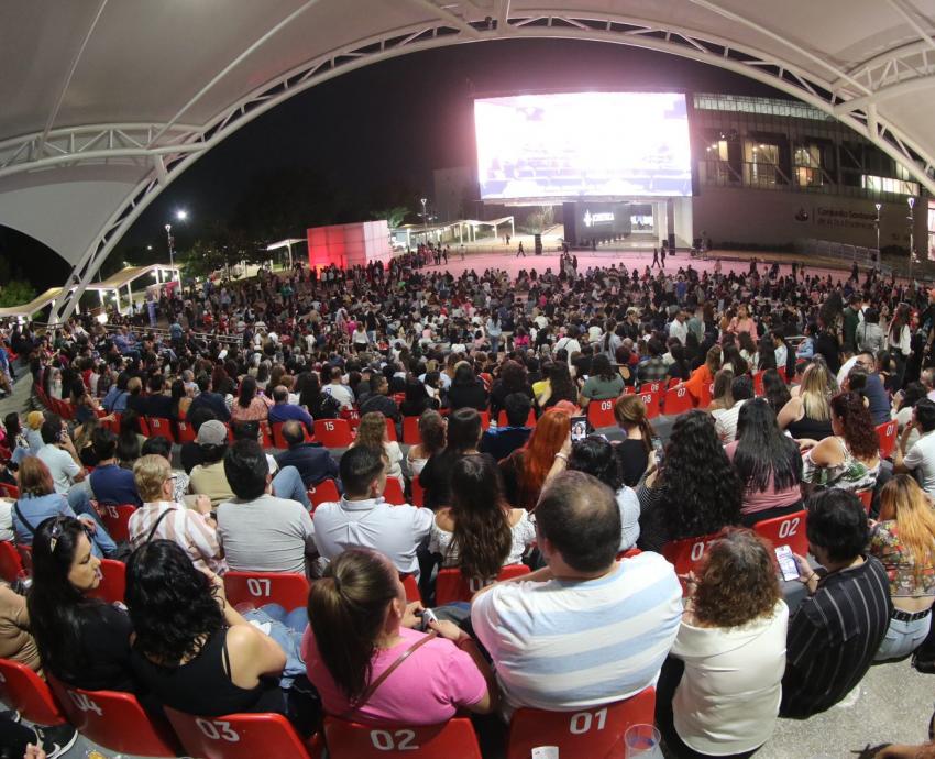 Tres mil 500 personas tras proyección del concierto de Juan Gabriel