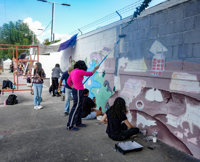 Estudiantes y profesores de la UdeG pintaron de colores y propuestas socioambientales muros de la ciudad