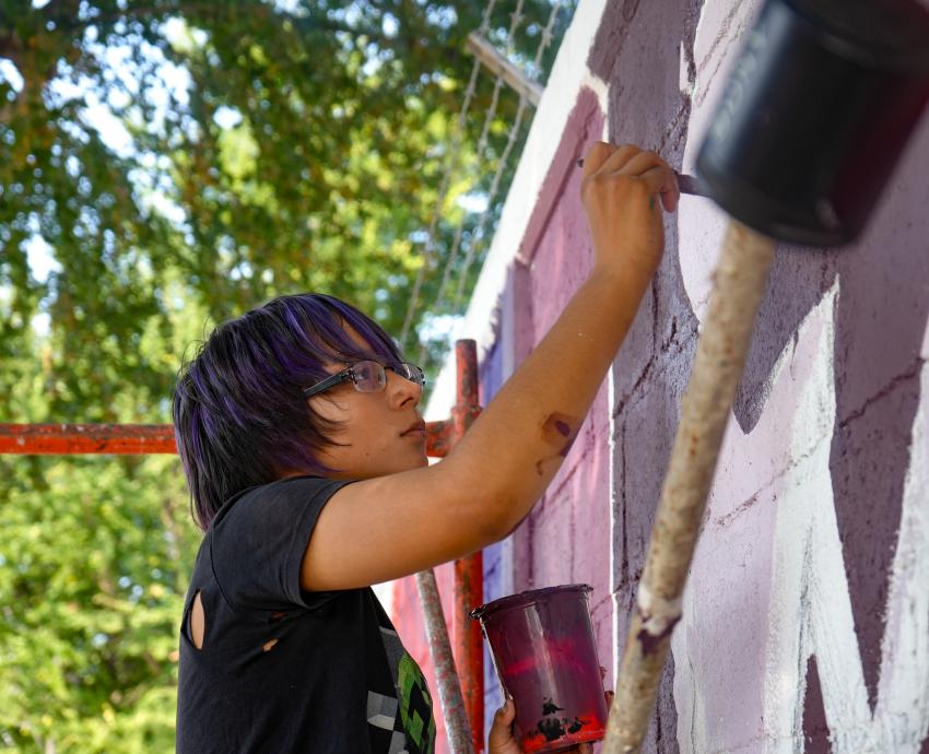 Estudiantes y profesores de la UdeG pintaron de colores y propuestas socioambientales muros de la ciudad