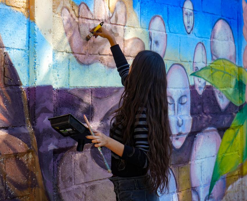 Estudiantes y profesores de la UdeG pintaron de colores y propuestas socioambientales muros de la ciudad