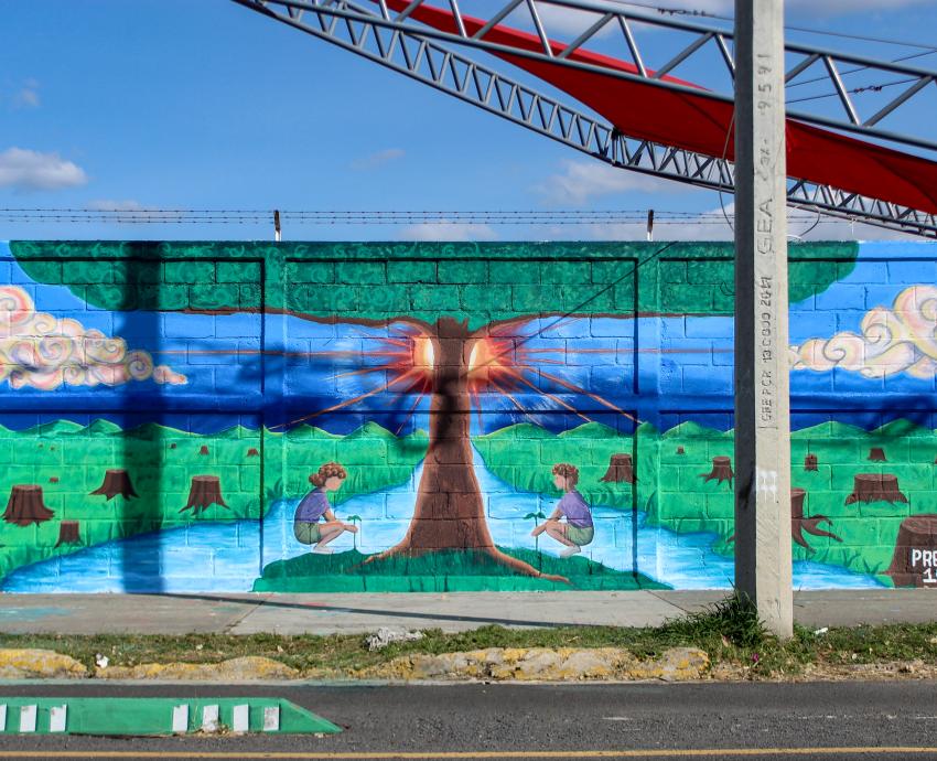 Estudiantes y profesores de la UdeG pintaron de colores y propuestas socioambientales muros de la ciudad