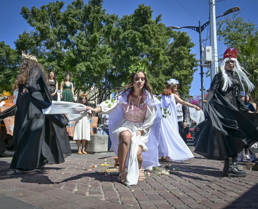 Reúne desfile del Aquelarre 2024 a más de 500 estudiantes del CUCEI