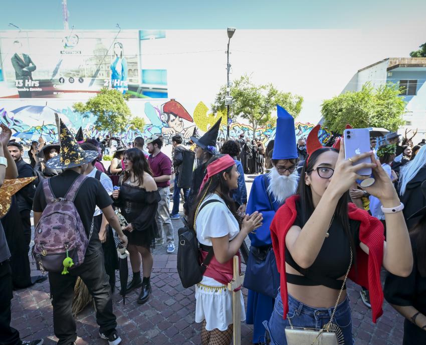 Reúne desfile del Aquelarre 2024 a más de 500 estudiantes del CUCEI