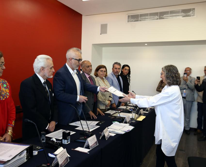 Dra. Mara Robles Villaseñor se registra como aspirante a la Rectoría General de la UdeG