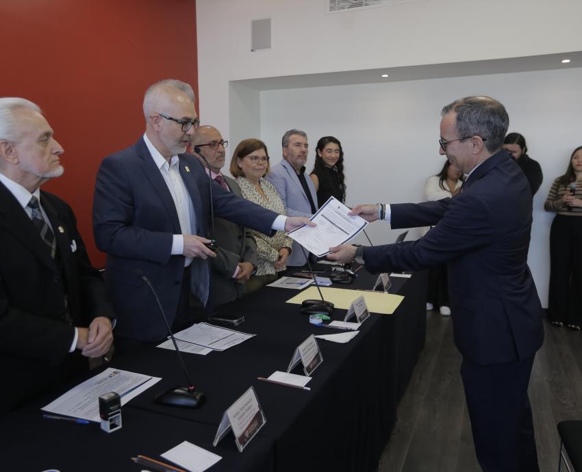 Recibe el doctor Carlos Iván Moreno Arellano constancia de aspirante a la Rectoría General de la UdeG