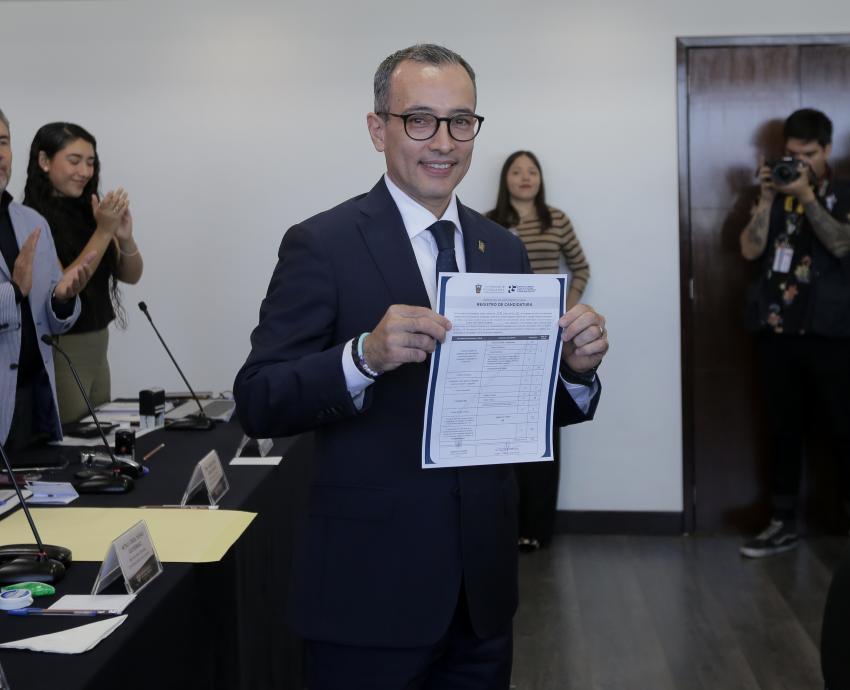 Recibe el doctor Carlos Iván Moreno Arellano constancia de aspirante a la Rectoría General de la UdeG