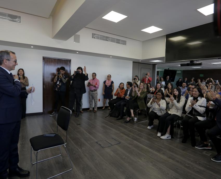 Recibe el doctor Carlos Iván Moreno Arellano constancia de aspirante a la Rectoría General de la UdeG