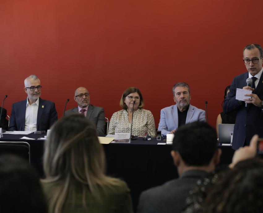 Recibe el doctor Carlos Iván Moreno Arellano constancia de aspirante a la Rectoría General de la UdeG