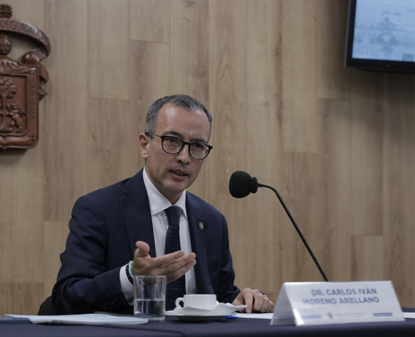 Recibe el doctor Carlos Iván Moreno Arellano constancia de aspirante a la Rectoría General de la UdeG